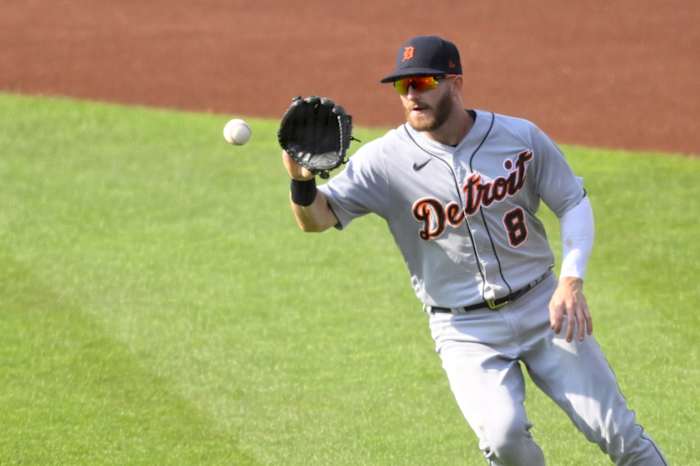 Detroit Tigers OF Robbie Grossman fields ball